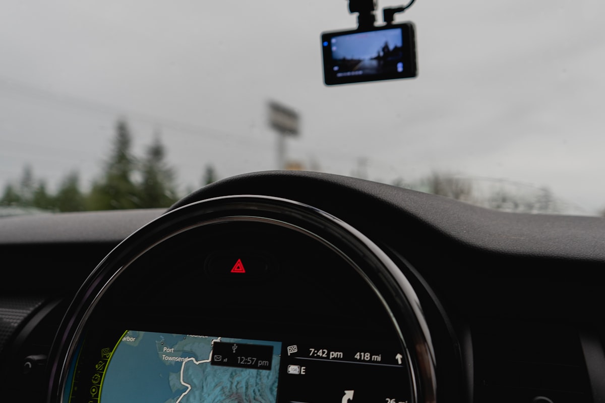 Modernes Auto-Armaturenbrett mit Navigationssystem für Geschäftsfahrten