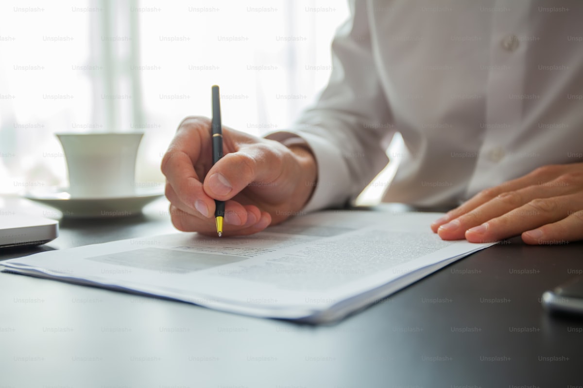 Geschäftsführer unterzeichnet Vertragsdokument im modernen Büro