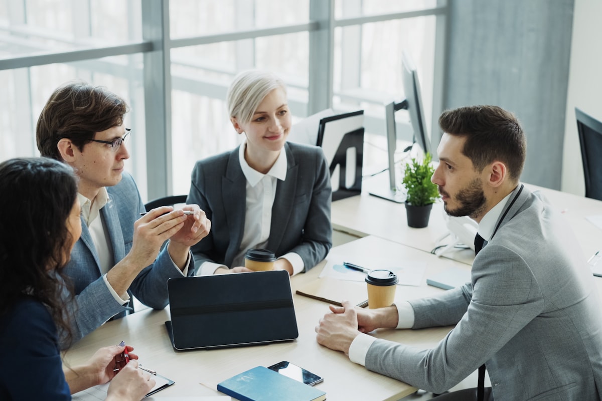 Diverses Kader-Team im Meeting im modernen Büro